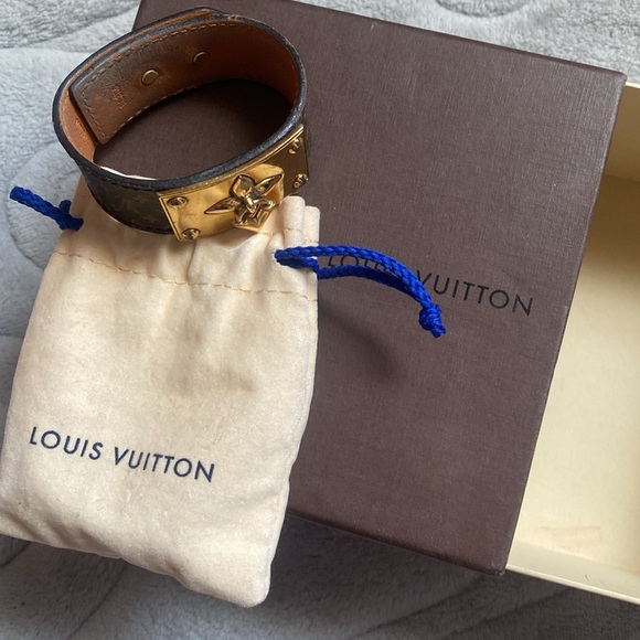 Louis Vuitton Monogram Nano Essential V Bracelet 17 - Picture 6 of 6